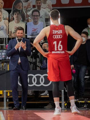 FCBB - Geschaeftsfuehrer Marko PESIC und Bayerns 16 Paul ZIPSER. Basketball, FC Bayern - Milano, Euroleague, Quaterfinal, match 4, Season 2020-2021, am 30.4.2021 in Muenchen, A U D I D O M E, Deutschland. Quelle Copyright Credit : Oryk HAIST
