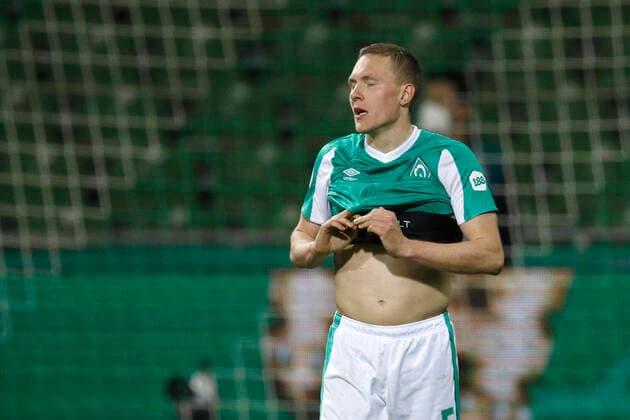 30.04.2021, wohninvest WESERSTADION, Bremen, GER, DFB POKAL, Achtelfinale, SV Werder Bremen vs RB Leipzig, im Bild Der enttaeuschte Ludwig Augustinsson (5, Bremen) nach dem Tor zum 1:2 fuer Leipzig (Wichtiger Hinweis: Der DFB untersagt die Verwendung von Sequenzbildern im Internet und in Online-Medien waehrend des Spiels (einschließlich Halbzeit). Sperrfrist! Der DFB erlaubt die Publikation und Weiterverwertung der Bilder auf mobilfunkfaehigen Endgeraeten (insbesondere MMS) und ueber DVB-H und DMB erst nach Spielende.) SV Werder Bremen vs RB Leipzig *** 30 04 2021, wohninvest WESERSTADION, Bremen, GER, DFB POKAL, Achtelfinale, SV Werder Bremen vs RB Leipzig, im Bild Der enttaeusche Ludwig Augustinsson 5, Bremen after the goal to 1 2 for Leipzig Important notice The DFB prohibits the use of sequence pictures on the Internet and in online media during the match including half-time blackout period The DFB allows the publication and further use of the pictures on mobile devices, in particular MMS and via DVB H and DMB only after the end of the match SV Werder Bremen vs RB Leipzig
