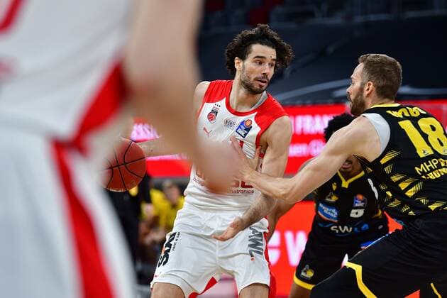 BAMBERG 30.04.2021 --- Basketball ---- easycredit 1. Basketball Bundesliga ---- 31. Spieltag: Brose Bamberg vs MHP Riesen Ludwigsburg --- Michele Vitali (31, Brose Bamberg) gegen Jonas Wohlfarth-Bottermann (18, MHP Riesen Ludwigsburg) --- Foto: Hans-Martin Issler isslerimages ---- Brose Bamberg vs MHP Riesen Ludwigsburg