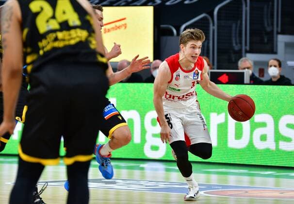 BAMBERG 30.04.2021 --- Basketball ---- easycredit 1. Basketball Bundesliga ---- 31. Spieltag: Brose Bamberg vs MHP Riesen Ludwigsburg --- Bennet Hundt (33, Brose Bamberg) zieht zum Korb gegen Jordan Hulls (1, MHP Riesen Ludwigsburg) --- Foto: Hans-Martin Issler isslerimages ---- Brose Bamberg vs MHP Riesen Ludwigsburg