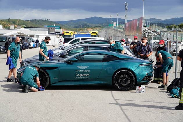 FORMULA 1 HEINEKEN PORTUGUESE GRAND PRIX 2021 01.05.2021, Autodromo Internacional do Algarve, Portimao, FORMULA 1 HEINEKEN PORTUGUESE GRAND PRIX 2021,im Bild Aston Martin Mitarbeiter putzen das Auto von Teamchef Otmar Szafnauer (Aston Martin Cognizant Formula One Team)