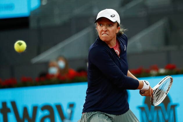 May 1, 2021, MADRID, MADRID, SPAIN: Iga Swiatek of Poland in action during her Women s Singles match, second round, against Laura Siegemund of Germany on the WTA, Tennis Damen 1000 - Mutua Madrid Open 2021 at La Caja Magica on May 1, 2021 in Madrid, Spain. MADRID SPAIN - ZUMAa181 20210501_zaa_a181_099 Copyright: xOscarxJ.xBarrosox