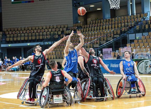 01.05.2021, xovx, Rollstuhlbasketball Champions Cup 2021, Halbfinale, RSB Thuringia Bulls - Bidaideak Bilbao BSR v.l. Alejandro Mendiluce (Bidaideak Bilbao BSR), Jannik Blair (Bidaideak Bilbao BSR), Vahid Gholamazad (RSB Thuringia Bulls), Jordi Ruiz (Bidaideak Bilbao BSR),Jens Albrecht (RSB Thuringia Bulls) Wetzlar Rittal-Arena Hessen Deutschland (DE)