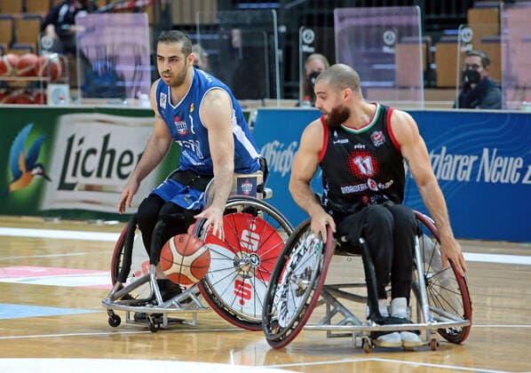 01.05.2021, xovx, Rollstuhlbasketball Champions Cup 2021, Halbfinale, RSB Thuringia Bulls - Bidaideak Bilbao BSR v.l. Vahid Gholamazad (RSB Thuringia Bulls), Jordi Ruiz (Bidaideak Bilbao BSR) Wetzlar Rittal-Arena Hessen Deutschland (DE)