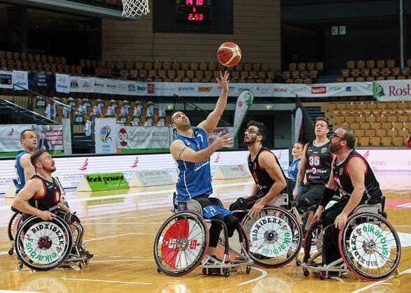 01.05.2021, xovx, Rollstuhlbasketball Champions Cup 2021, Halbfinale, RSB Thuringia Bulls - Bidaideak Bilbao BSR v.l. Andre Bienek (RSB Thuringia Bulls), Jannik Blair (Bidaideak Bilbao BSR), Vahid Gholamazad (RSB Thuringia Bulls), Alejandro Mendiluce (Bidaideak Bilbao BSR), Luis Jasso (Bidaideak Bilbao BSR), Asier Garcia (Bidaideak Bilbao BSR) Wetzlar Rittal-Arena Hessen Deutschland (DE)