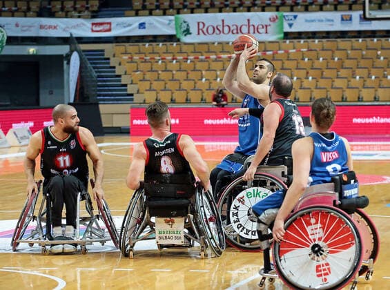01.05.2021, xovx, Rollstuhlbasketball Champions Cup 2021, Halbfinale, RSB Thuringia Bulls - Bidaideak Bilbao BSR v.l. Jordi Ruiz (Bidaideak Bilbao BSR), Jannik Blair (Bidaideak Bilbao BSR), Vahid Gholamazad (RSB Thuringia Bulls), Asier Garcia (Bidaideak Bilbao BSR), Jitske Visser (RSB Thuringia Bulls) Wetzlar Rittal-Arena Hessen Deutschland (DE)