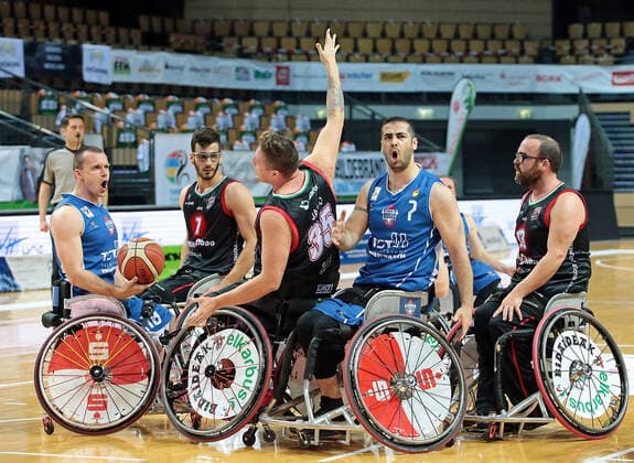 01.05.2021, xovx, Rollstuhlbasketball Champions Cup 2021, Halbfinale, RSB Thuringia Bulls - Bidaideak Bilbao BSR v.l. Jubel bei Andre Bienek (RSB Thuringia Bulls) und Vahid Gholamazad (RSB Thuringia Bulls, 4.v.l.), Alejandro Mendiluce (Bidaideak Bilbao BSR), Luis Jasso (Bidaideak Bilbao BSR), Asier Garcia (Bidaideak Bilbao BSR) Wetzlar Rittal-Arena Hessen Deutschland (DE)