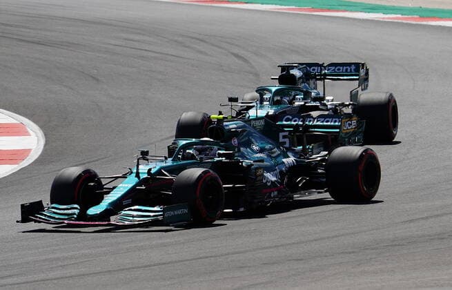 FORMULA 1 HEINEKEN PORTUGUESE GRAND PRIX 2021 01.05.2021, Autodromo Internacional do Algarve, Portimao, FORMULA 1 HEINEKEN PORTUGUESE GRAND PRIX 2021,im Bild Sebastian Vettel (DEU 5), Aston Martin Cognizant Formula One Team überholt seinen Teamkollegen Lance Stroll (CAN 18), Aston Martin Cognizant Formula One Team.