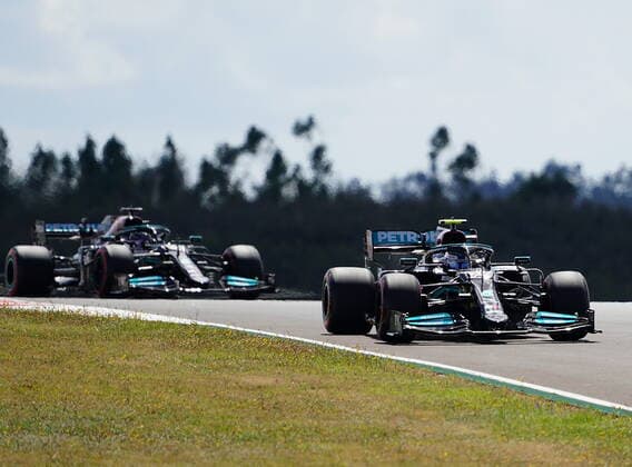 FORMULA 1 HEINEKEN PORTUGUESE GRAND PRIX 2021 01.05.2021, Autodromo Internacional do Algarve, Portimao, FORMULA 1 HEINEKEN PORTUGUESE GRAND PRIX 2021,im Bild Valtteri Bottas (FIN 77), Mercedes-AMG Petronas Formula One Team vor seinem Teamkollegen Lewis Hamilton (GBR 44), Mercedes-AMG Petronas Formula One Team