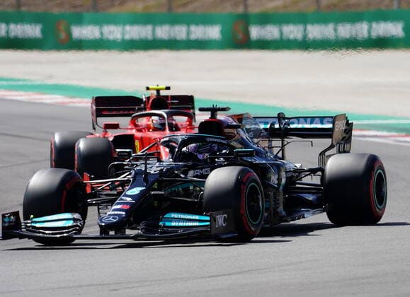 FORMULA 1 HEINEKEN PORTUGUESE GRAND PRIX 2021 01.05.2021, Autodromo Internacional do Algarve, Portimao, FORMULA 1 HEINEKEN PORTUGUESE GRAND PRIX 2021,im Bild Lewis Hamilton (GBR 44), Mercedes-AMG Petronas Formula One Team, Carlos Sainz Jr. (ESP 55), Scuderia Ferrari Mission Winnow