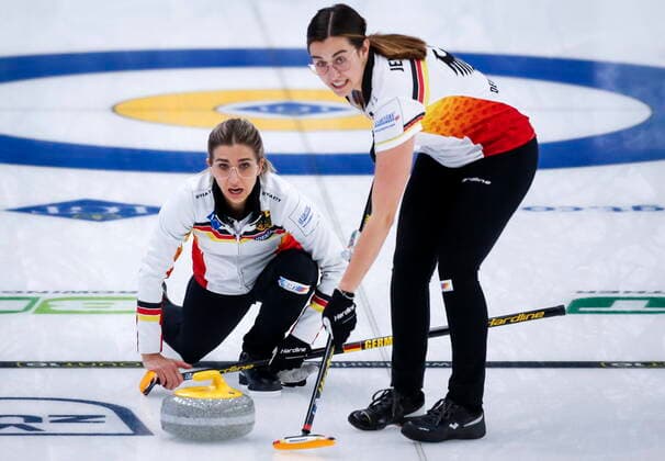 Bilder des Jahres 2021, Sport 05 Mai Sport Themen der Woche KW17 Sport Bilder des Tages May 1, 2021, Calgary, ab, Canada: Germany skip Daniela Jentsch, left, makes a shot as lead Analena Jentsch sweeps against Scotland at the Women s World Curling Championship in Calgary, Alta., Saturday, May 1, 2021. Daniela Jentsch, Analena Jentsch  - ZUMAc35_ 20210501_zaf_c35_018 Copyright: xJeffxMcintoshx