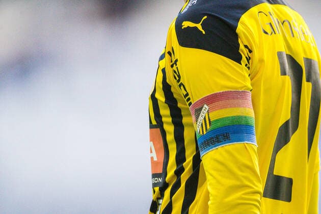 210501 En regnbagsfärgad armbindel pa Häckens Rasmus Lindgren arm under fotbollsmatchen i Allsvenskan mellan Hammarby och Häcken den 1 maj 2021 i Stockholm. Copyright: KENTAxJÖNSSON BB210501KJ105