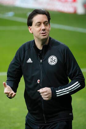 30.04.2021, wohninvest WESERSTADION, Bremen, GER, DFB POKAL, Achtelfinale, SV Werder Bremen vs RB Leipzig, im Bild Schiedsrichter Manuel Graefe (Wichtiger Hinweis: Der DFB untersagt die Verwendung von Sequenzbildern im Internet und in Online-Medien waehrend des Spiels (einschließlich Halbzeit). Sperrfrist! Der DFB erlaubt die Publikation und Weiterverwertung der Bilder auf mobilfunkfaehigen Endgeraeten (insbesondere MMS) und ueber DVB-H und DMB erst nach Spielende.) SV Werder Bremen vs RB Leipzig