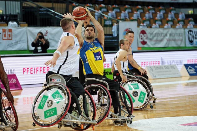 01.05.2021, xovx, Rollstuhlbasketball Champions Cup 2021, Halbfinale, CD Ilunion Madrid - RSV Lahn-Dill v.l. Dominik Mosler (RSV Lahn-Dill), Bill Latham (CD Ilunion Madrid) Wetzlar Rittal-Arena Hessen Deutschland (DE)