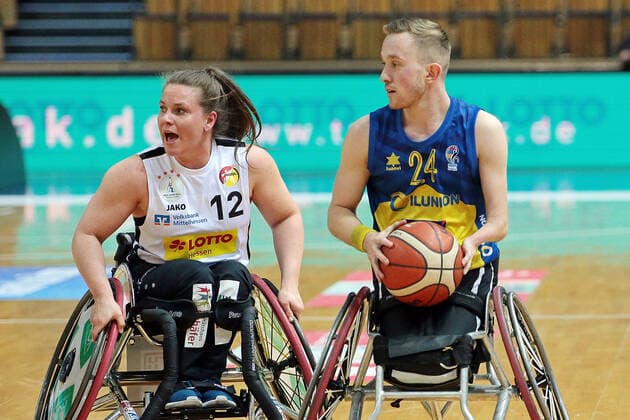 01.05.2021, xovx, Rollstuhlbasketball Champions Cup 2021, Halbfinale, CD Ilunion Madrid - RSV Lahn-Dill v.l. Annabel Breuer (RSV Lahn-Dill), Gregg Warburton (CD Ilunion Madrid) Wetzlar Rittal-Arena Hessen Deutschland (DE)