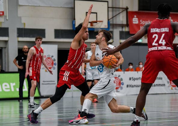 01.05.2021, xpsx, Basketball 2.Bundesliga Pro B Playoffs, EBBECKE White Wings Hanau - FC Bayern München Basketball II v.l. Erol Antonio Ersek (München), Felix Hecker (Hanau) Hanau Hessen Deutschland (DEU)