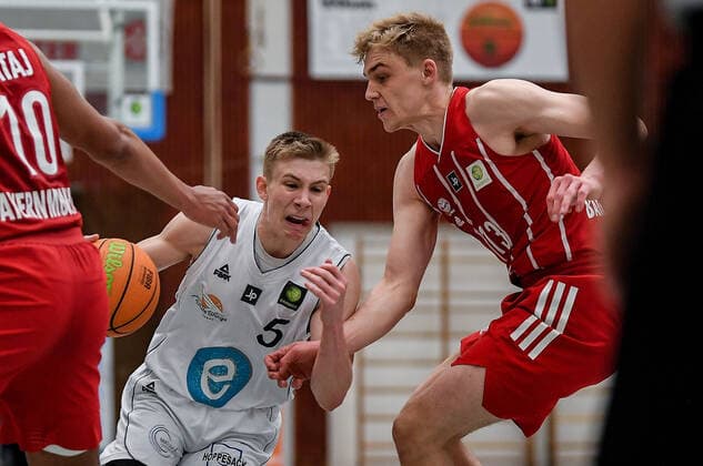 01.05.2021, xpsx, Basketball 2.Bundesliga Pro B Playoffs, EBBECKE White Wings Hanau - FC Bayern München Basketball II v.l. Justus Peuser (Hanau), Lukas Zerner (München) Hanau Hessen Deutschland (DEU)