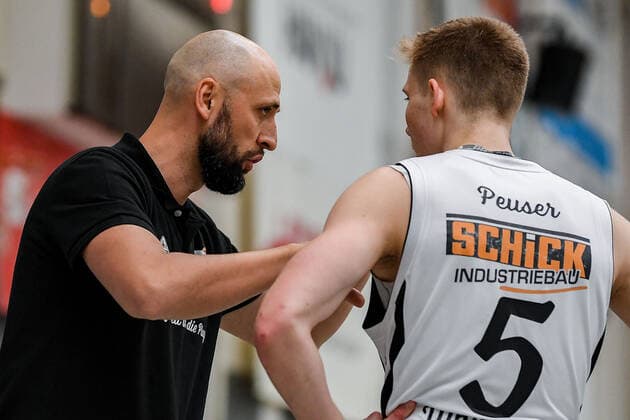 01.05.2021, xpsx, Basketball 2.Bundesliga Pro B Playoffs, EBBECKE White Wings Hanau - FC Bayern München Basketball II v.l. Trainer Head Coach Kamil Stanislaw Piechucki (Hanau), Justus Peuser (Hanau) Hanau Hessen Deutschland (DEU)