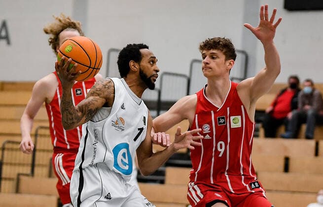 01.05.2021, xpsx, Basketball 2.Bundesliga Pro B Playoffs, EBBECKE White Wings Hanau - FC Bayern München Basketball II v.l. Omari Knox (Hanau), Luis Wulff (München) Hanau Hessen Deutschland (DEU)