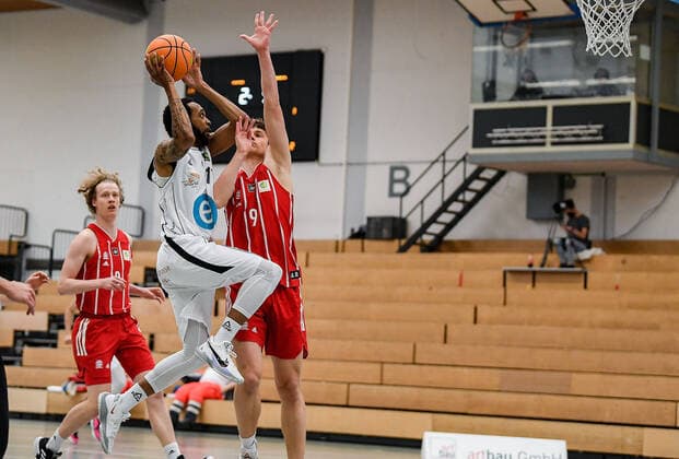 01.05.2021, xpsx, Basketball 2.Bundesliga Pro B Playoffs, EBBECKE White Wings Hanau - FC Bayern München Basketball II v.l. Omari Knox (Hanau), Luis Wulff (München) Hanau Hessen Deutschland (DEU)