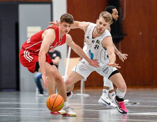 01.05.2021, xpsx, Basketball 2.Bundesliga Pro B Playoffs, EBBECKE White Wings Hanau - FC Bayern München Basketball II v.l. Luis Wulff (München), Felix Hecker (Hanau) Hanau Hessen Deutschland (DEU)