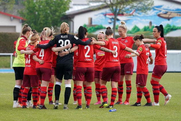 Spielerinnen des 1. FC Köln schwören sich mit einem Mannschaftskreis vor dem Anpfiff ein, Kreis, Teamkreis, Konzentration, Kameradschaft, Ansprache, Motivation, 02.05.2021, Sinsheim (Deutschland), Fussball, 2. Frauen-Bundesliga Süd, TSG 1899 Hoffenheim II (U20) - 1. FC Köln, DFB DFL REGULATIONS PROHIBIT ANY USE OF PHOTOGRAPHS AS IMAGE SEQUENCES AND OR QUASI-VIDEO.