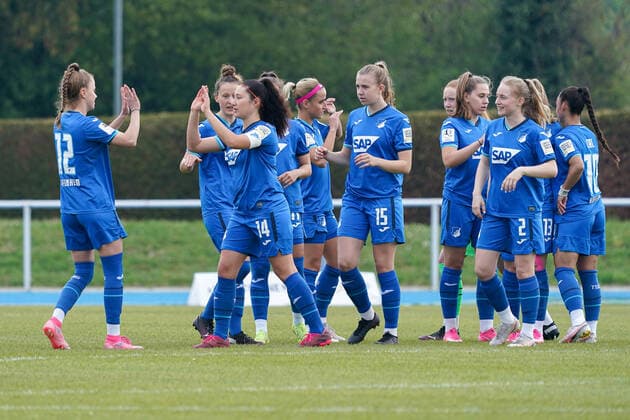 Spielerinnen der TSG 1899 Hoffenheim II (U20) klatschen sich vor dem Spiel ab, motivieren sich auf die Partie, Motivation, Vorfreude, Zuversicht, zuversichtlich, Aktion, Action, 02.05.2021, Sinsheim (Deutschland), Fussball, 2. Frauen-Bundesliga Süd, TSG 1899 Hoffenheim II (U20) - 1. FC Köln, DFB DFL REGULATIONS PROHIBIT ANY USE OF PHOTOGRAPHS AS IMAGE SEQUENCES AND OR QUASI-VIDEO.