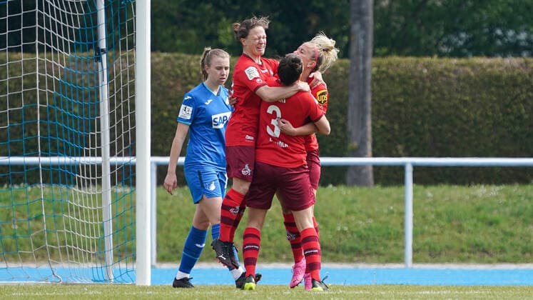v.li.: Alicia Gudorf (Köln, 12), Torschützin Mandy Islacker (Köln, 8) und Sabrina Horvat (Köln, 3), Spielerinnen des 1. FC Köln, jubeln über das Tor zum 0:1, Jubel, Torjubel, Torerfolg, celebrate the goal, goal, celebration, Jubel ueber das Tor, optimistisch, Spielszene, Highlight, Action, Aktion, 02.05.2021, Sinsheim (Deutschland), Fussball, 2. Frauen-Bundesliga Süd, TSG 1899 Hoffenheim II (U20) - 1. FC Köln, DFB DFL REGULATIONS PROHIBIT ANY USE OF PHOTOGRAPHS AS IMAGE SEQUENCES AND OR QUASI-VIDEO.