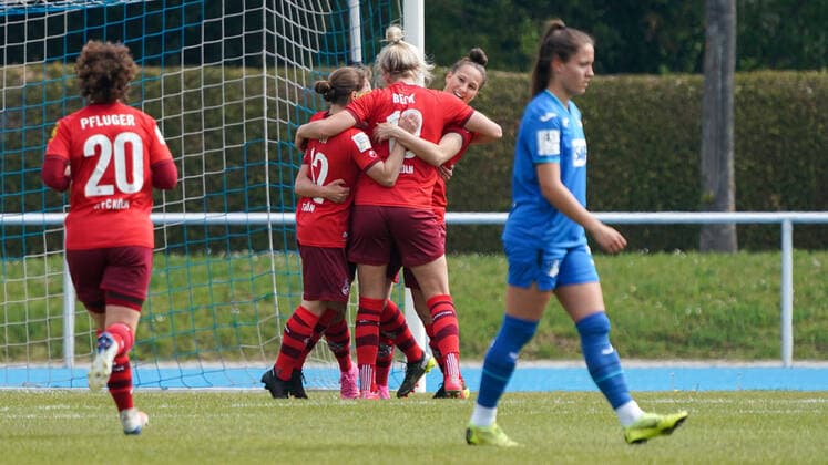 Spielerinnen des 1. FC Köln jubeln über das Tor zum 0:1, Jubel, Torjubel, Torerfolg, celebrate the goal, goal, celebration, Jubel ueber das Tor, optimistisch, Spielszene, Highlight, Action, Aktion, 02.05.2021, Sinsheim (Deutschland), Fussball, 2. Frauen-Bundesliga Süd, TSG 1899 Hoffenheim II (U20) - 1. FC Köln, DFB DFL REGULATIONS PROHIBIT ANY USE OF PHOTOGRAPHS AS IMAGE SEQUENCES AND OR QUASI-VIDEO.