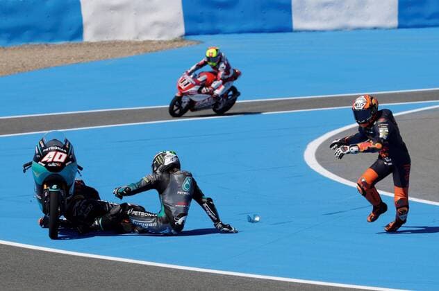 Bilder des Jahres 2021, Sport 05 Mai Sport Themen der Woche KW17 Sport Bilder des Tages South African Moto3 Darryn Binder (L), of Petronas Sprinta Racing team, sits on the ground after he had an accident during Spain Motorcycling GP race at Angel Nieto Circuit in Jerez de la Frontera, southern Spain, 02 May 2021. Spain Motorcycling GP s race !ACHTUNG: NUR REDAKTIONELLE NUTZUNG!  Copyright: xJulioxMunozx GRAF7128 20210502-637555551339615707