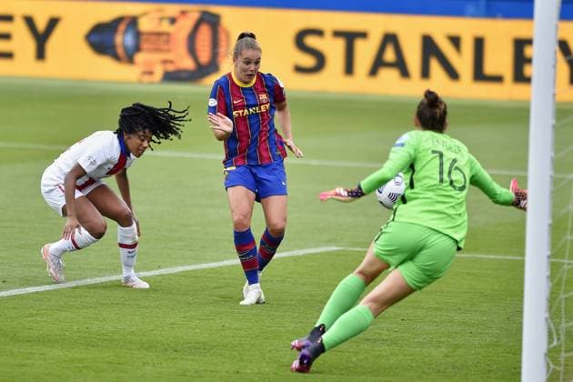 Johan Cruyff Stadium Lieke Martens of FC Barcelona, Barca score a goal during the UEFA Champions League Women semifinal second leg match between FC Barcelona and PSG at Johan Cruyff Stadium in Barcelona, Spain. Gerard Franco 