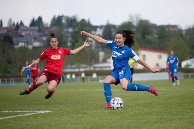 Mayalu Rausch (TSG Hoffenheim U20) beim Torschuss, Sabrina Horvat (1. FC Koeln) verteidigt, GER, TSG 1899 Hoffenheim U20 vs. 1. FC Koeln, 02.05.2021, Frauen Fussball 2. Bundesliga Sued, 12. Spieltag, Spielzeit 2020 2021 DFB REGULATIONS PROHIBIT ANY USE OF PHOTOGRAPHS AS IMAGE SEQUENCES AND OR QUASI-VIDEO GER, TSG 1899 Hoffenheim U20 vs. 1. FC Koeln, 02.05.2021, Frauen Fussball 2. Bundesliga Sued, 12. Spieltag, Spielzeit 2020 2021 Sinsheim