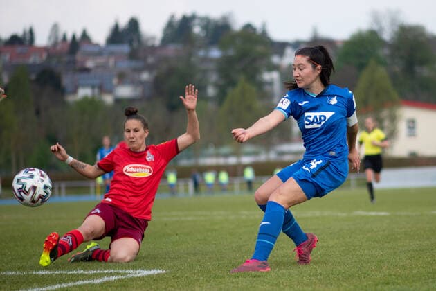 Mayalu Rausch (TSG Hoffenheim U20) beim Torschuss, Sabrina Horvat (1. FC Koeln) verteidigt, GER, TSG 1899 Hoffenheim U20 vs. 1. FC Koeln, 02.05.2021, Frauen Fussball 2. Bundesliga Sued, 12. Spieltag, Spielzeit 2020 2021 DFB REGULATIONS PROHIBIT ANY USE OF PHOTOGRAPHS AS IMAGE SEQUENCES AND OR QUASI-VIDEO GER, TSG 1899 Hoffenheim U20 vs. 1. FC Koeln, 02.05.2021, Frauen Fussball 2. Bundesliga Sued, 12. Spieltag, Spielzeit 2020 2021 Sinsheim