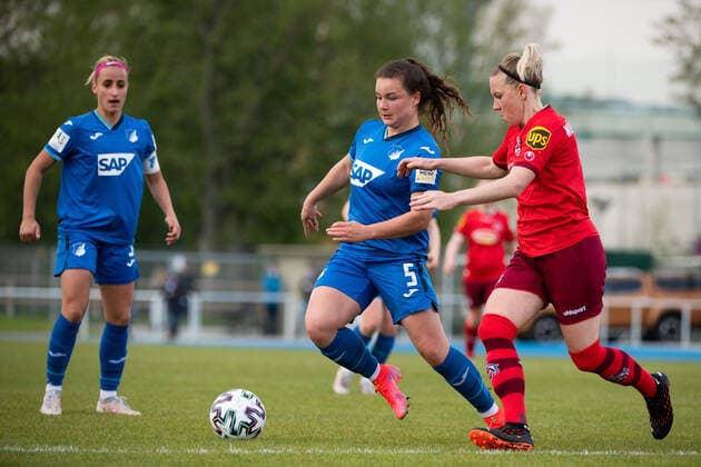 Amelie Claire Bohnen (TSG Hoffenheim U20) im Zweikampf mit Marith Mueller-Priessen (1. FC Koeln), GER, TSG 1899 Hoffenheim U20 vs. 1. FC Koeln, 02.05.2021, Frauen Fussball 2. Bundesliga Sued, 12. Spieltag, Spielzeit 2020 2021 DFB REGULATIONS PROHIBIT ANY USE OF PHOTOGRAPHS AS IMAGE SEQUENCES AND OR QUASI-VIDEO GER, TSG 1899 Hoffenheim U20 vs. 1. FC Koeln, 02.05.2021, Frauen Fussball 2. Bundesliga Sued, 12. Spieltag, Spielzeit 2020 2021 Sinsheim