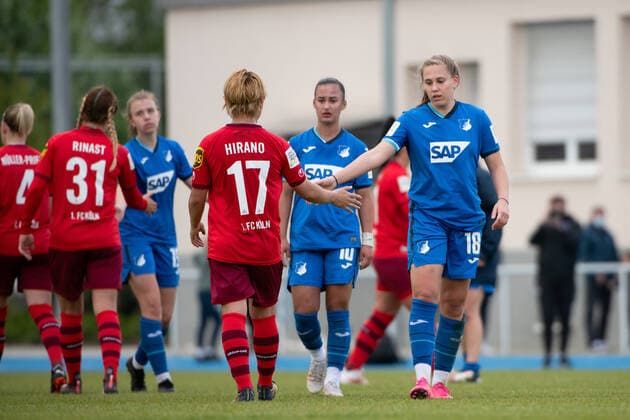 Neele Beck (TSG Hoffenheim U20) klatscht mit Yuka Hirano (1. FC Koeln) ab, GER, TSG 1899 Hoffenheim U20 vs. 1. FC Koeln, 02.05.2021, Frauen Fussball 2. Bundesliga Sued, 12. Spieltag, Spielzeit 2020 2021 DFB REGULATIONS PROHIBIT ANY USE OF PHOTOGRAPHS AS IMAGE SEQUENCES AND OR QUASI-VIDEO GER, TSG 1899 Hoffenheim U20 vs. 1. FC Koeln, 02.05.2021, Frauen Fussball 2. Bundesliga Sued, 12. Spieltag, Spielzeit 2020 2021 Sinsheim