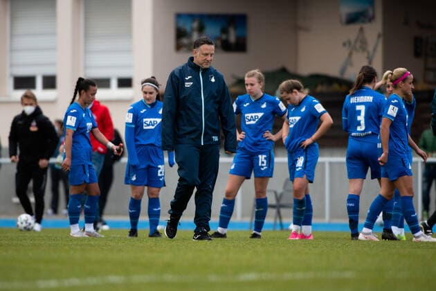 Siegfried Becker (TSG Hoffenheim U20, Trainer) und Team enttaeuscht ueber die Niederlage, GER, TSG 1899 Hoffenheim U20 vs. 1. FC Koeln, 02.05.2021, Frauen Fussball 2. Bundesliga Sued, 12. Spieltag, Spielzeit 2020 2021 DFB REGULATIONS PROHIBIT ANY USE OF PHOTOGRAPHS AS IMAGE SEQUENCES AND OR QUASI-VIDEO GER, TSG 1899 Hoffenheim U20 vs. 1. FC Koeln, 02.05.2021, Frauen Fussball 2. Bundesliga Sued, 12. Spieltag, Spielzeit 2020 2021 Sinsheim