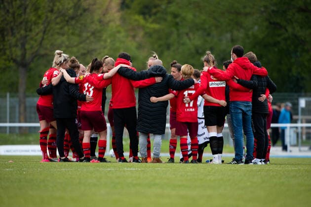 Karoline Kohr (1. FC Koeln), Yuka Hirano (1. FC Koeln) und Team stehen im Kreis zusammen und jubeln ueber den Sieg, GER, TSG 1899 Hoffenheim U20 vs. 1. FC Koeln, 02.05.2021, Frauen Fussball 2. Bundesliga Sued, 12. Spieltag, Spielzeit 2020 2021 DFB REGULATIONS PROHIBIT ANY USE OF PHOTOGRAPHS AS IMAGE SEQUENCES AND OR QUASI-VIDEO GER, TSG 1899 Hoffenheim U20 vs. 1. FC Koeln, 02.05.2021, Frauen Fussball 2. Bundesliga Sued, 12. Spieltag, Spielzeit 2020 2021 Sinsheim