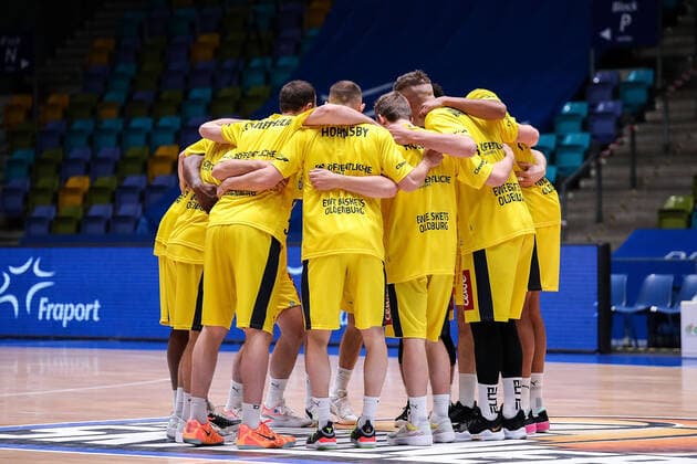 02.05.2021, xmkx, Basketball easyCredit BBL, Fraport Skyliners - EWE Baskets Oldenburg v.l. warm up, EWE Baskets Oldenburg (DFL DFB REGULATIONS PROHIBIT ANY USE OF PHOTOGRAPHS as IMAGE SEQUENCES and or QUASI-VIDEO) emspor Frankfurt am Main