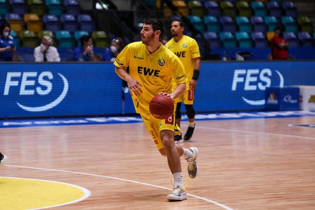 02.05.2021, xmkx, Basketball easyCredit BBL, Fraport Skyliners - EWE Baskets Oldenburg v.l. warm up, Sebastian Herrera (EWE Baskets Oldenburg) (DFL DFB REGULATIONS PROHIBIT ANY USE OF PHOTOGRAPHS as IMAGE SEQUENCES and or QUASI-VIDEO) emspor Frankfurt am Main
