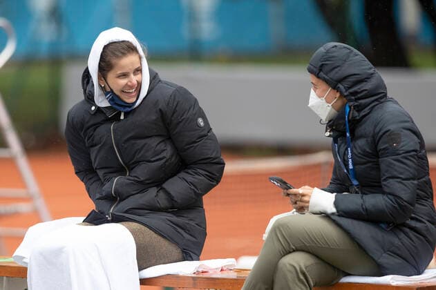 BMW Open2021 Feature, Julia Goerges sitzt auf einer Bank als Zuschauer bei einem Spiel von Freund Wesley Koolhof Tennis - BMW Open 2021 - ATP, Tennis Herren - MTTC Iphitos - Munich - - Germany - 2 May 2021. Copyright: xJuergenxHasenkopfx