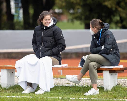 Sport Bilder des Tages BMW Open2021 Feature, Julia Goerges sitzt auf einer Bank als Zuschauer bei einem Spiel von Freund Wesley Koolhof Tennis - BMW Open 2021 - ATP, Tennis Herren - MTTC Iphitos - Munich - - Germany - 2 May 2021. Copyright: xJuergenxHasenkopfx