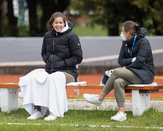 BMW Open2021 Feature, Julia Goerges sitzt auf einer Bank als Zuschauer bei einem Spiel von Freund Wesley Koolhof Tennis - BMW Open 2021 - ATP, Tennis Herren - MTTC Iphitos - Munich - - Germany - 2 May 2021. Copyright: xJuergenxHasenkopfx