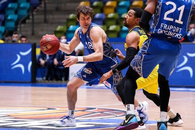 02.05.2021, xmkx, Basketball easyCredit BBL, Fraport Skyliners - EWE Baskets Oldenburg v.l. Joe Rahon (Fraport Skyliners), Phil Pressey (EWE Baskets Oldenburg), Kamari Murphy (Fraport Skyliners) (DFL DFB REGULATIONS PROHIBIT ANY USE OF PHOTOGRAPHS as IMAGE SEQUENCES and or QUASI-VIDEO) emspor Frankfurt am Main