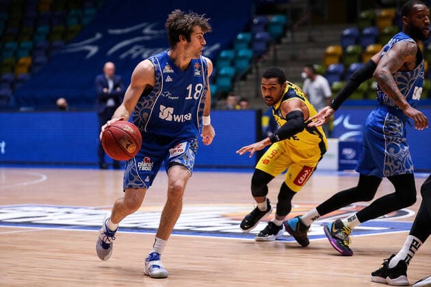 02.05.2021, xmkx, Basketball easyCredit BBL, Fraport Skyliners - EWE Baskets Oldenburg v.l. Joe Rahon (Fraport Skyliners), Phil Pressey (EWE Baskets Oldenburg), Kamari Murphy (Fraport Skyliners) (DFL DFB REGULATIONS PROHIBIT ANY USE OF PHOTOGRAPHS as IMAGE SEQUENCES and or QUASI-VIDEO) emspor Frankfurt am Main