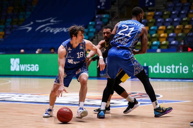 02.05.2021, xmkx, Basketball easyCredit BBL, Fraport Skyliners - EWE Baskets Oldenburg v.l. Joe Rahon (Fraport Skyliners), Phil Pressey (EWE Baskets Oldenburg), Kamari Murphy (Fraport Skyliners) (DFL DFB REGULATIONS PROHIBIT ANY USE OF PHOTOGRAPHS as IMAGE SEQUENCES and or QUASI-VIDEO) emspor Frankfurt am Main
