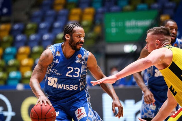 02.05.2021, xmkx, Basketball easyCredit BBL, Fraport Skyliners - EWE Baskets Oldenburg v.l. Quantez Robertson (Fraport Skyliners), Rasid Mahalbasic (EWE Baskets Oldenburg) (DFL DFB REGULATIONS PROHIBIT ANY USE OF PHOTOGRAPHS as IMAGE SEQUENCES and or QUASI-VIDEO) emspor Frankfurt am Main
