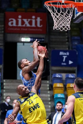 02.05.2021, xmkx, Basketball easyCredit BBL, Fraport Skyliners - EWE Baskets Oldenburg v.l. Kamari Murphy (Fraport Skyliners), Rickey Paulding (EWE Baskets Oldenburg) (DFL DFB REGULATIONS PROHIBIT ANY USE OF PHOTOGRAPHS as IMAGE SEQUENCES and or QUASI-VIDEO) emspor Frankfurt am Main