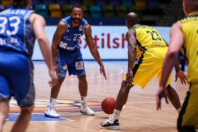 02.05.2021, xmkx, Basketball easyCredit BBL, Fraport Skyliners - EWE Baskets Oldenburg v.l. Quantez Robertson (Fraport Skyliners), Rickey Paulding (EWE Baskets Oldenburg) (DFL DFB REGULATIONS PROHIBIT ANY USE OF PHOTOGRAPHS as IMAGE SEQUENCES and or QUASI-VIDEO) emspor Frankfurt am Main