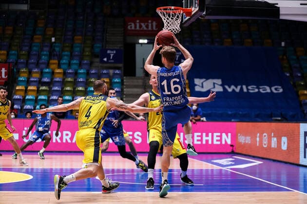 02.05.2021, xmkx, Basketball easyCredit BBL, Fraport Skyliners - EWE Baskets Oldenburg v.l. Keith Hornsby (EWE Baskets Oldenburg), Rasid Mahalbasic (EWE Baskets Oldenburg), Philipp Hadenfeldt (Fraport Skyliners) (DFL DFB REGULATIONS PROHIBIT ANY USE OF PHOTOGRAPHS as IMAGE SEQUENCES and or QUASI-VIDEO) emspor Frankfurt am Main