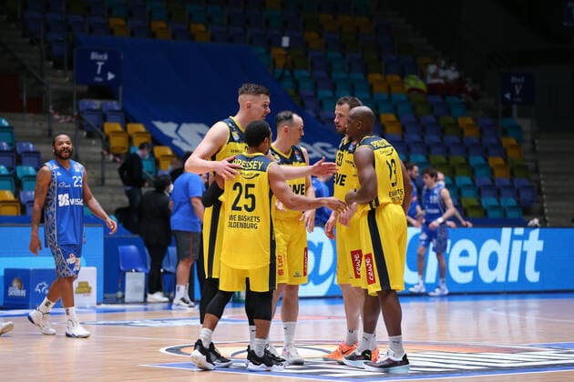 Pressey Phil ,(EWE Baskets Oldenburg, 25),Schwethelm Philipp,(EWE Baskets Oldenburg, 33),Paulding Rickey,(EWE Baskets Oldenburg, 23),, die Mannschaft vom EWE Baskets Oldenburg, , GER, Basketball,Fraport Skyliners - EWE Baskets Oldenburg, 02.05.2021, Frankfurt Copyright: xEibner-Pressefoto UlrichxScherbaumx EP_usm